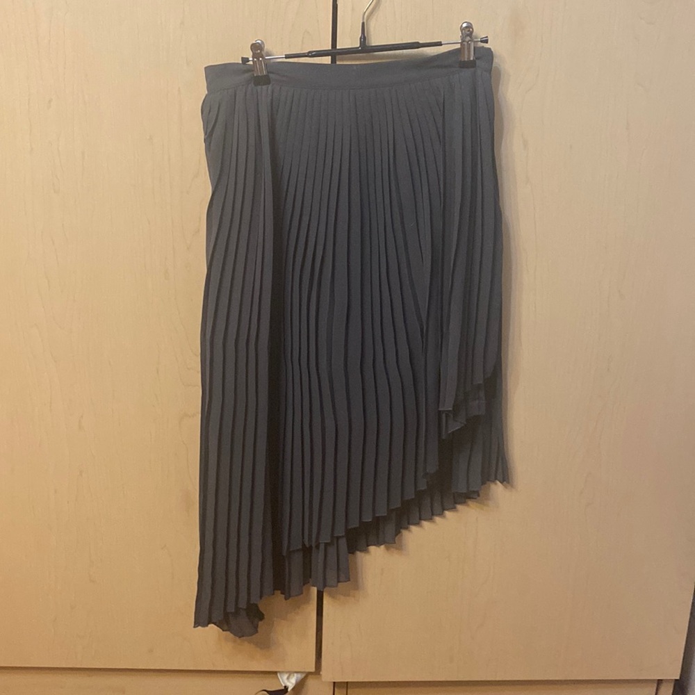 Asymmetrical pleated skirt grey